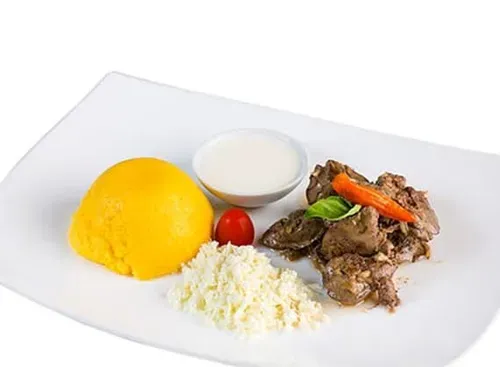 Tocană de porc cu mămăligă, brânză și smântână