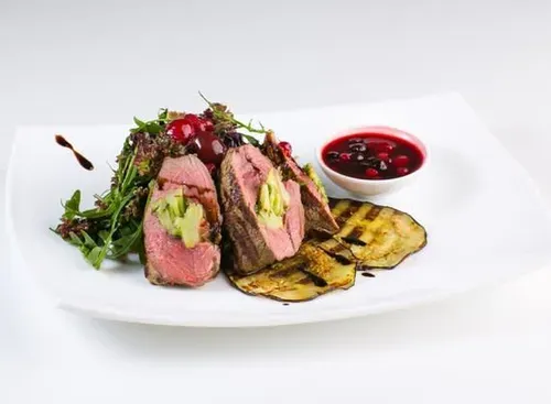 Mușchiuleț de vită pe pat de vînătă