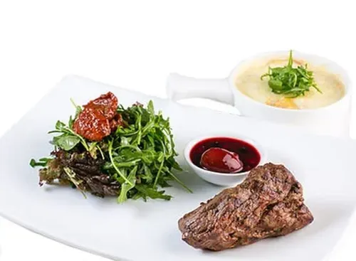 Steak de vițel cu cartofi gratinați și rucola