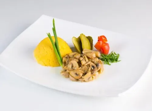 Mămăligă cu tocăniță de ciuperci