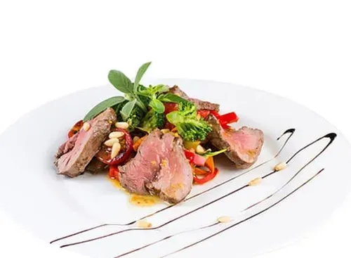 Tagliata cu vițel și legume la grătar