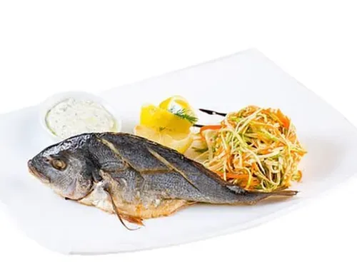 Dorada cu salată Thai