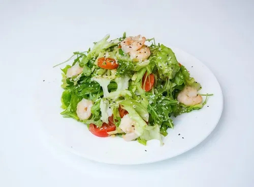 Salată cu crevete și avocado